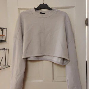 Cropped sweatshirt 01 - LXA - CROPPED SWEATSHIRT 01 i färgen light grey från LXA. Använd fåtal gånger så i bra skick skulle jag vilja påstå.  Nypris 449 kr (finns ej att köpa längre)