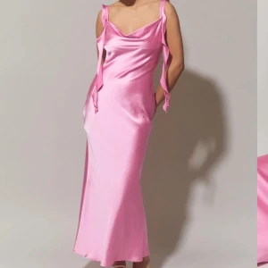 Gina Tricot  - Säljer denna jätte fina klänningen prislapp kvar i storlek 38