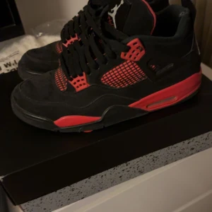 Jordan 4 red thunder - Stl 44,5 Skador vid insida häl Nypris 4400 kr 