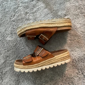 Sweeks sandaler - Säljer mina oerhört sköna sandaler från Scorett, märket Sweeks i stl 36. Välanvända men fortfarande hela, går säkert att pigga upp skinnet igen vid spännet. ☺️