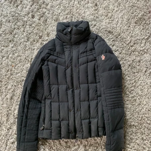 Moncler Grenoble - Olonne Giubbotto DIND 14-268 Daunenjacke - Säljer på grund av att den inte används, utmärkt multifunktionell originaljacka. Har en inbyggd balaclava, handskar och halsduk.  Fler bilder i privata meddelanden