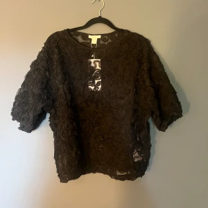 Blus - Superfin ”genomskinlig” blus med blommönster. 