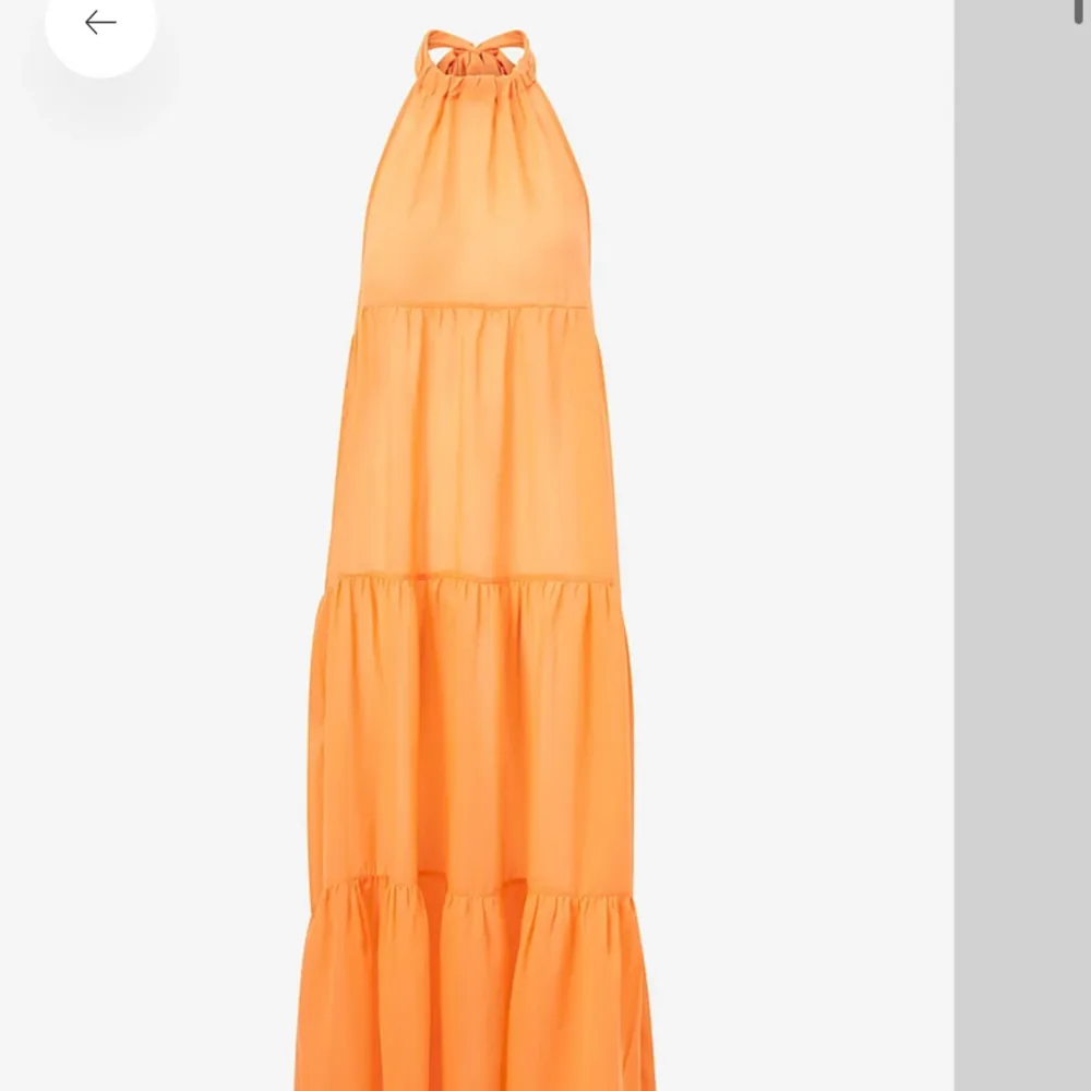 Orange långklänning med öppen rygg. Hel ny med prislapp kvar. Tunt och luftigt material så den blir lite genomskinlig. Passar perfekt till sommaren och stranden!🧡. Klänningar.