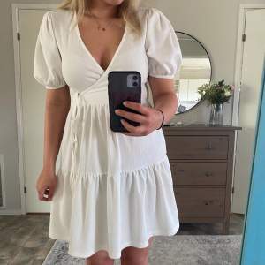 Superfin vit klänning med puffärmar som passar bra till sommaren och midsommar🌸