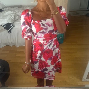 sommarens festklänning  - Säljer en av mina favoritklänningar, råkade beställa två så har haft en liggandes hemma senaste månaderna. prislapp kvar. går att ha över axeln men även off shoulder❤️  