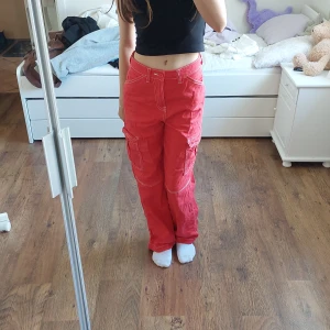 Röda cargojeans - Använda ett fåtal gånger