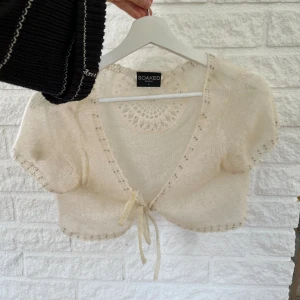 Kortärmad kofta  - Superfin bolero/kofta från Soaked in Luxury. Har små pärlor och kan knytas fram 💓använd men i fint skick 🩷