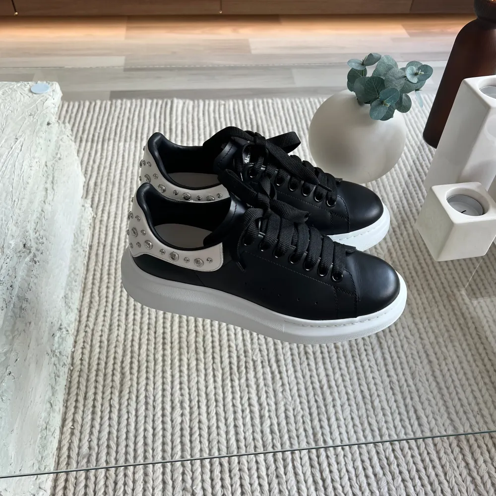 Riktigt fina 'Alexander McQueen Studded Oversized Sneaker 'White Black' Använda fåtal gånger Köpta för 490€ Hör av dig om du har några frågor!. Kengät.
