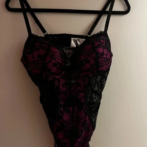 Body från Hunkemöller  - Väldigt fin body från Hunkemöller i storlek 80C.  Aldrig använd. 