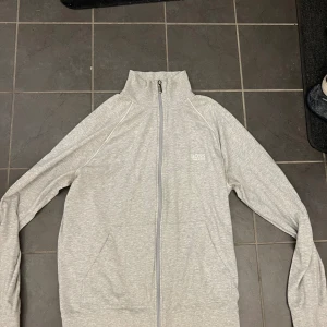 Hugo Boss zip - En Hugo boss zip tröja, säljer pga att den är för liten för mig. Tveka inte på att skriva för frågor 