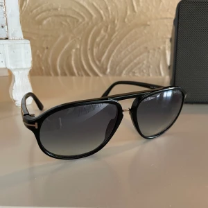 Tom Ford Solglasögon  - Säljer dessa Tom Ford solglasögon som är i bra skick med en liten defekt (sista bilden). Nypris på dessa är cirka 2000kr