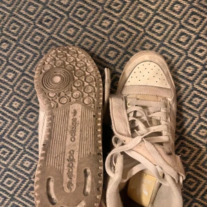 Adidas skor - Den är väldigt fina men verkade inte passa så nu säljer jag dessa skor.