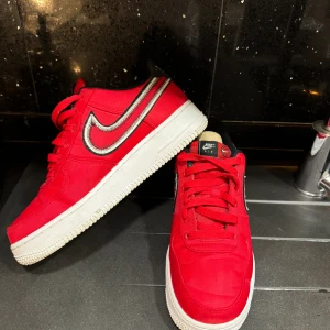 Nike Air Force 1 Low - Nike Air force Low 1 storlek 40  Använda några enstaka gånger eftersom air force inte sitter skönt på min fot. Säljs pga flytt. En väldigt unik och udda kollektion av airforce som gjordes för några år sedan. Köptes i footlocker i Stockholm. 
