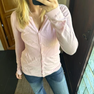 Najs kofta - Jättegullig kofta!! Har ngn liten fläck men inget man tänker på ❤️