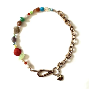 Handgjort pärlhalsband  - @bladhsmycken på Instagram 