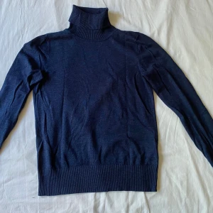 Marinblå turtleneck - Skön och stretching turtleneck från Saint Tropez. Storlek M men passar som en XS/S