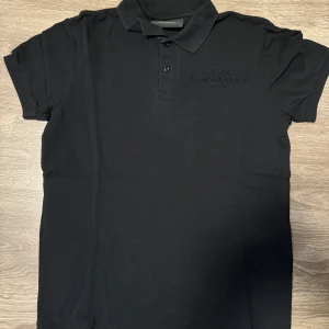 Svart Peak Performance pikétröja, storlek M - Säljer en svart Peak Performance pikétröja i storlek M. Tröjan har en diskret logga på bröstet och är i mycket bra skick.