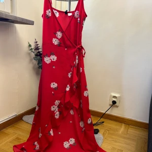 Sommar blommig klänning  - Säljer den super fin klänning till sommar  Från H&M storlek 32 Klänning är lång bak och kort fram
