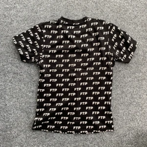FTP ALL OVER TEE (FUCKTHEPOPULATION)) - JÄTTERARE T SHIRT KÖPT PÅ FUCKTHEPOPULATION HEMSIDA. 10/10 condition. Storlek: S.  Hör av er vid eventuella frågor!!