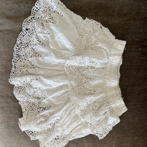 Vit kjol - Superfin kjol till sommaren! Inte alls genomskinlig då den har en underkjol🌸