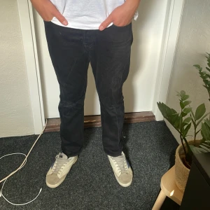 Levis 501 - Säljer nu dessa snygga Levis 501 för att de inte används längre. Modellen är 183 cm och väger 75 kg. Nypris är cirka 1500 