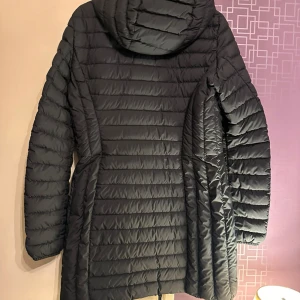 Para Jumpers Irene jacka strl S, nypris 4499 säljer 3000   - Lång svart/grå para jumper jacka i nyskick använd fåtal gånger, pris kan diskuteras vid snabb affär 