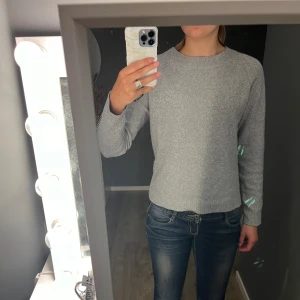 2 stickade tröjor från vero Moda  - En blå och en grå stickade tröjor från vero Moda. Kan köpas tillsammans eller enskilt en för 100 eller båda för 150! Grå:M blå:S sitter dock likadant