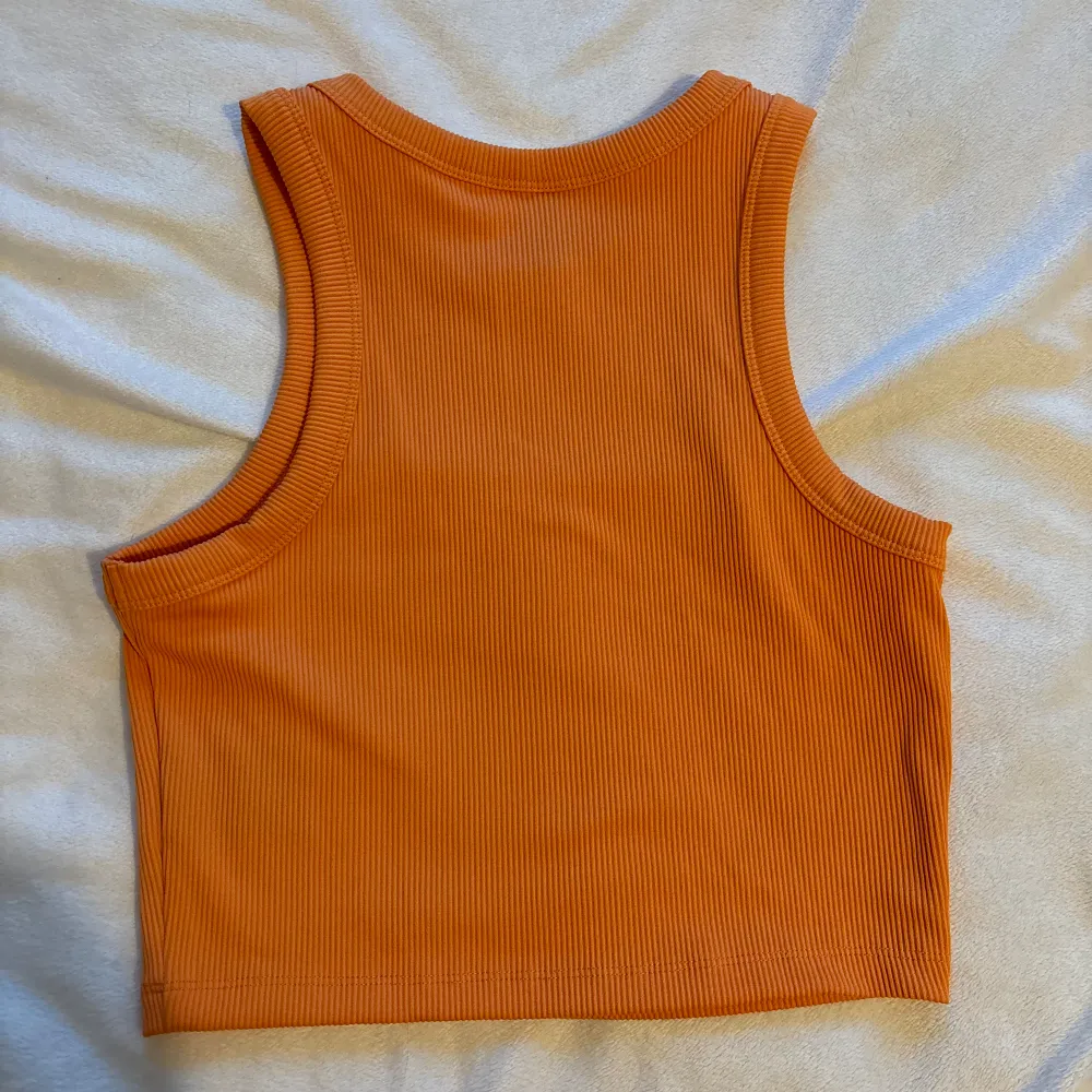 Så fin orange crop top! Säljer då den inte kommer till användning, endast använd en gång, storlek M🫶🏼. Toppar.