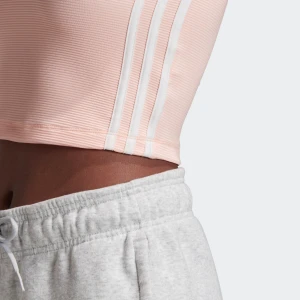 Adidas topp -  Topp från märket ADIDAS, endast använd 1 gång, inga deffekter. Har en fin persika/rosa färg. En dragkedja i ryggen (bild 3). Köpt för 299kr, säljer för endast 99kr.
