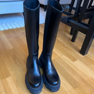 Pavement-boots - Jättefina pavement-boots! Använda 1 gång. Har en litet märke på vänster insida men inget som man tänker på (går säkert att få bort med skokräm). Säljer endast för att jag insett att dom är lite förstora i storleken tyvärr🫠. Pris kan diskuteras🌸