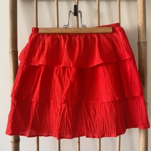 Volangkjol  - Säljer denna supersöta volangkjol ifrån hm, passar perfekt nu till sommaren