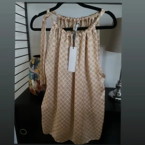 Neo noir ny topp med knytning  - Så fin topp med knytning från Neo noir🤍 Storlek 40, ny med lapparna kvar. 