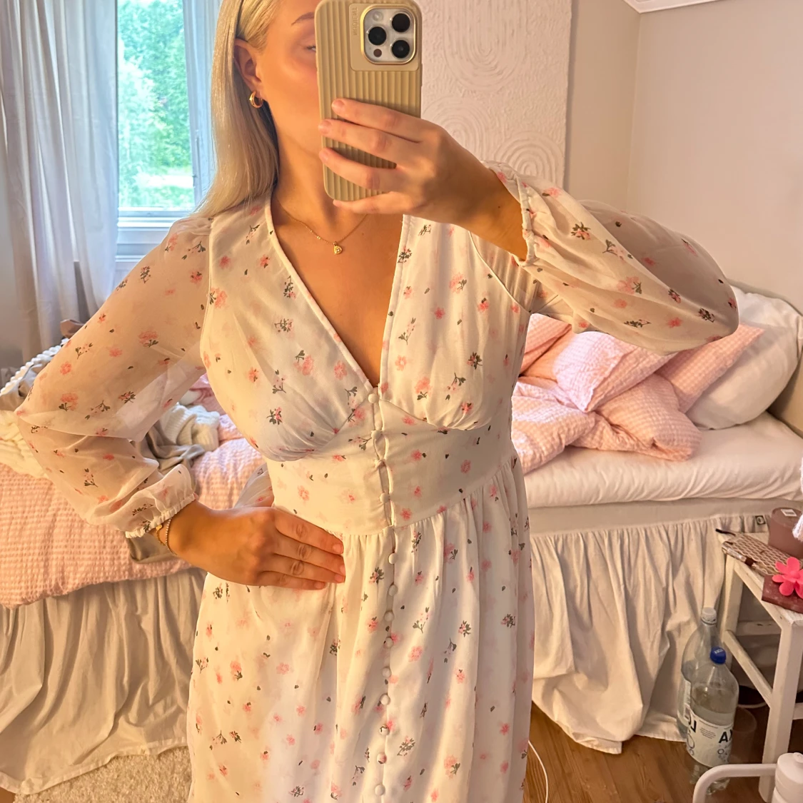 Vit klänning med blommor  - 90