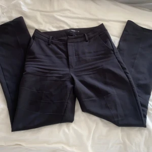 Kostymbyxor - Högmidjade kostymbyxor från BikBok i storlek 40. I använt skick. 