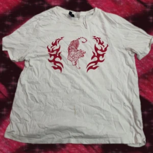 fin t-shirt - gullig tröja från h&m köpt 2021 så den säljs inte mer, använt några gånger inte så ofta! kan användas som både vanlig tröja o sova i, mått o pris kan diskuteras 💕