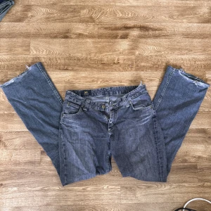 Jeans - Gråa lågmidjade jeans från LEE, skick enligt bild. Vet inte exakt storlek, men ungefär M