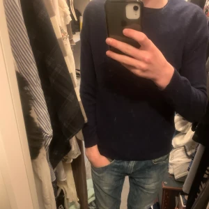 Kashmir tröja - Säljer denna snygga kashmir tröja från M&S för jag växt ut den. Nypris 1600 vårt pris 499. Inga defekter, storlek XS men sitter litet så kanske lite mer som XXS. Inga defekter! Hör av er vid frågor😊