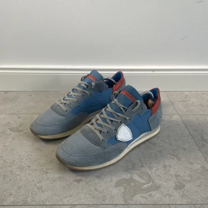 Philippe Model TRPZ Blåa ”Trainers” - Tja! Säljer nu dessa sjukt feta Philippe Model’s, i en stilren blå färg och gott skick. Använda i ett fåtal veckor, mycket sparsamt, och släpper dem idag till ett bra pris pga att dem inte används längre. Nypris: ~3000kr Priset går att förhandla!😊