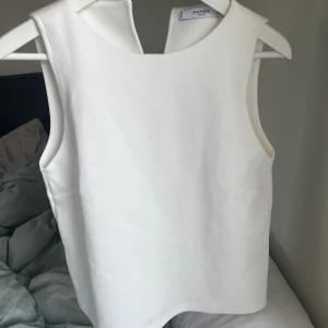 Vitt linne - Lite tjockare, varmare material, är i utmärkt skick