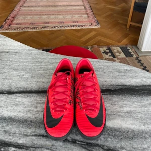 NIKE Mercurial Vapor XI - Ett par sköna futsaldojor. Knappt använda.