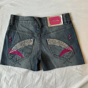 Lågmidjade jeans shorts - superbra skick! Midjemått: 70cm🫶🏻