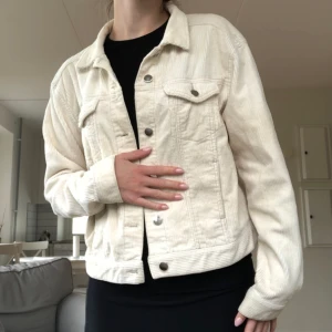 Manchesterjacka - Manchesterjacka/skjorta från Monki. Säljer då jag har alldeles för många jackor ❤️ så fin. Tryck gärna på köp nu! 