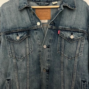 Levi’s Premium Jean Jacket - Helt oanvänd.  Riktigt bra boxy dit, perfekt till sommarn 💯👍