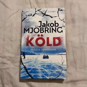 ”Köld” del 1 i triologin skriven av Jakob Mjöbring. Begangnad sedan innan men aldrig läst av mig. boken är i bra skick!☺️📖