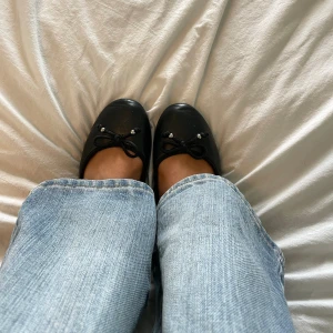 ballerinaskor - supersöta men tyvärr för små för mig. Pyttelite slitna uppe på hälen men syns inte när man har på sig de, kan skicka bild privat✨