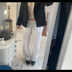 Madlady linnebyxor  - Säljer mina linnebyxor från madlady. Superfina och sköna. Storlek S tall är en 175 har sytt upp de lite så de passar jättebra på mig🩷har ni några frågor är de bara att fråga. Köpta för 649. Första bilderna lånade🫶🏼