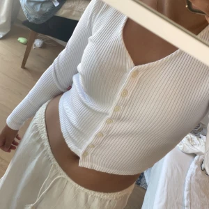Topp - Jättefin vit-topp från Levis! Säljer pga att den alsrig kommer till användning😊 Aldirg använt ute, bara testat Nypris: 469 kr💕