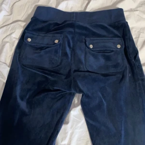Juicy byxor  - Juicy byxor, xxs mörk blå, snöret är borta men de funkar som vanligt och är inga skador eller fläckar på 