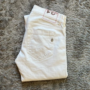 Dondup chinos  - Säljer vita dondup chinos i got skick. Perfekt för sommaren. Bara att höra av er vid flera frågor 🙌