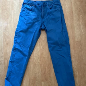 Havsblå vailent jeans  - Säljer mina lågmidjade Vailent byxor då de är för korta för min smak (jag är 174cm) 💓Köpta på Carlings. storlek M, normal passform, baggy stil (likt mom jeans), ingen stretch. Vid intresse och fler frågor kontakta dm😇